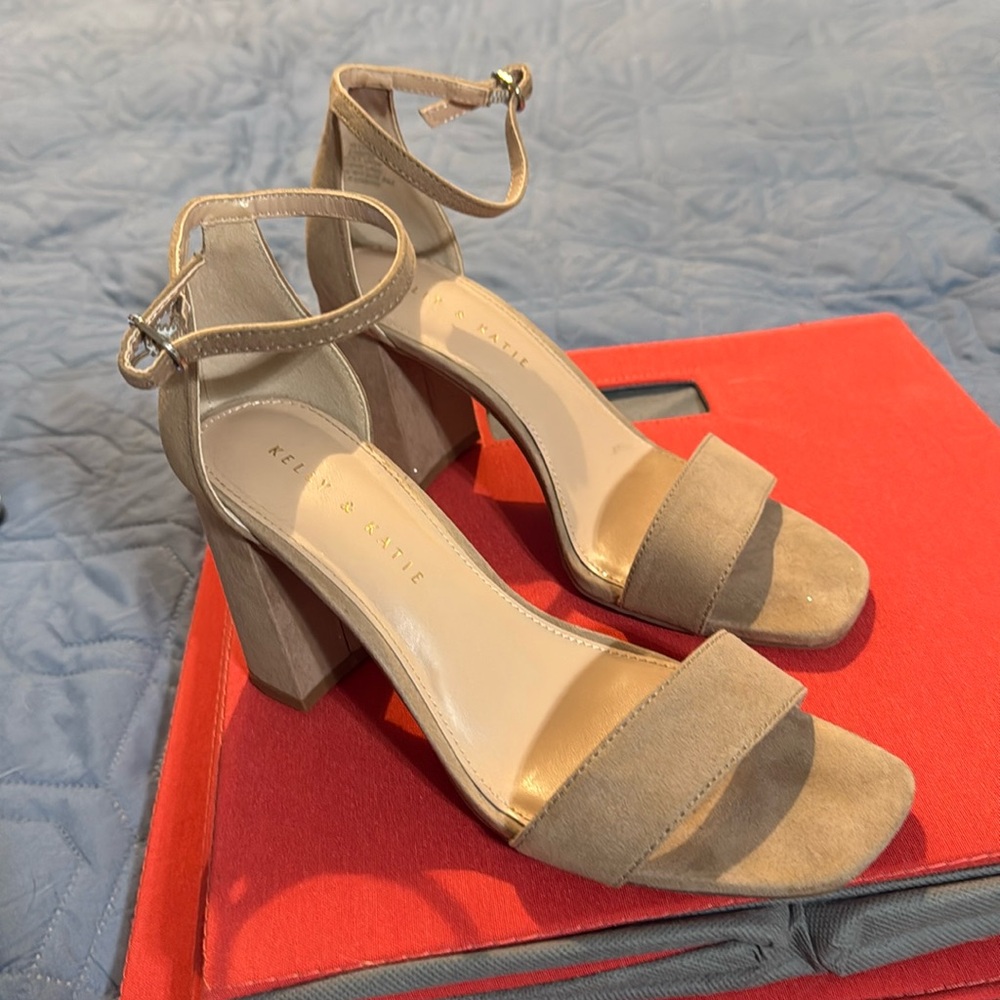 Kelly & Katie Tan Sandals-Size 8.5M
Great Condition, Only worn once, 3” heel